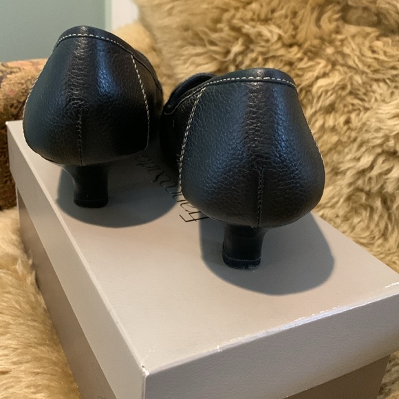 Aerosoles navy leather kitten heeled square toe box shoes. Size US 7 1/2. EUC. - Picture 4 of 8